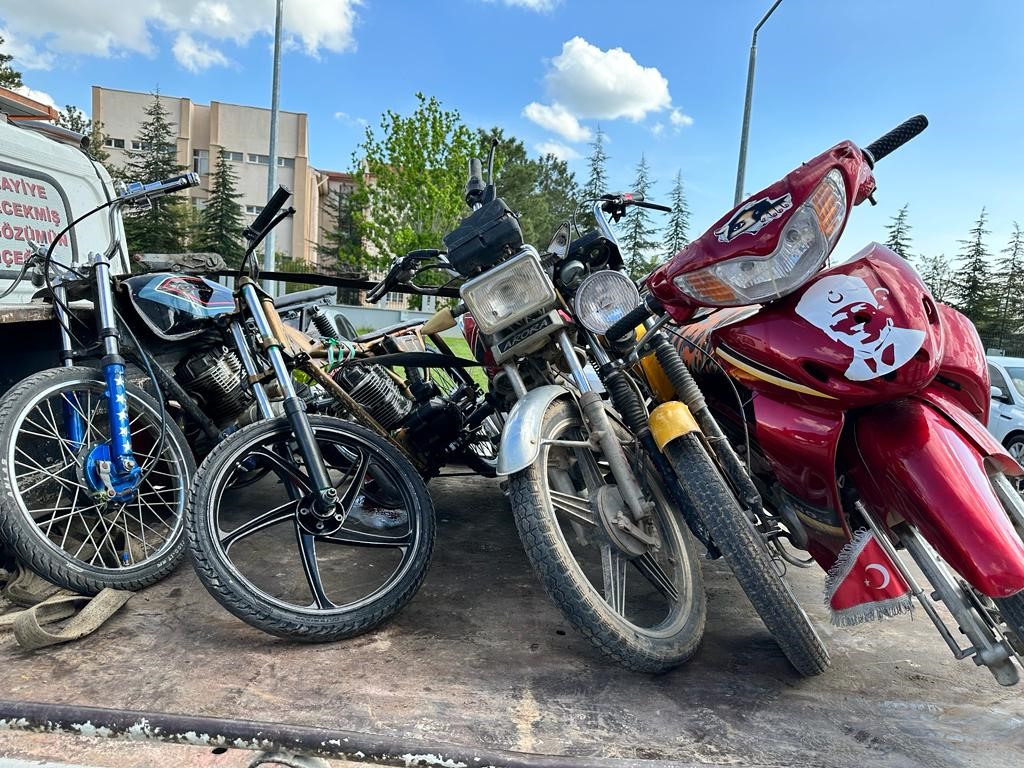 AFYONKARAHİSAR’IN BOLVADİN İLÇESİNDE TESCİLSİZ VE KURALLARA UYMAYAN MOTOSİKLET SÜRÜCÜLERİNE YÖNELİK