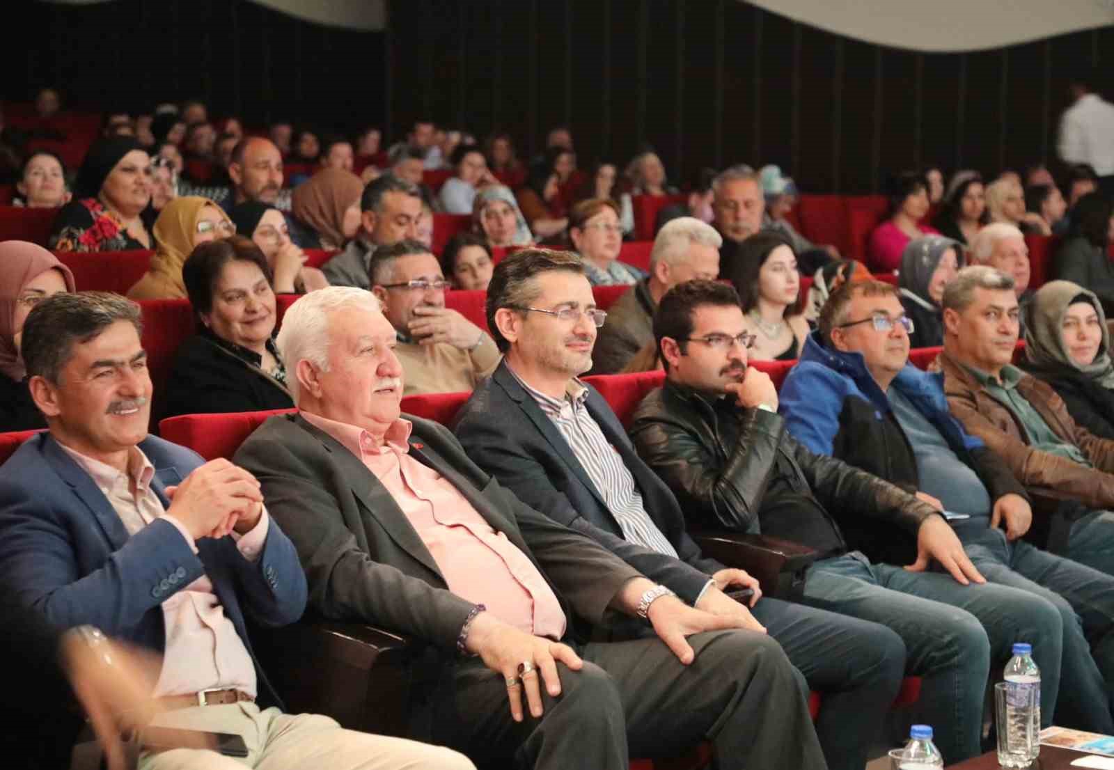 GÖRME ENGELLİ ÖĞRENCİSİNE NOTA OKUMAYI ÖĞRETMEK İÇİN BRAİLLE ALFABESİNİ ÖĞRENEN