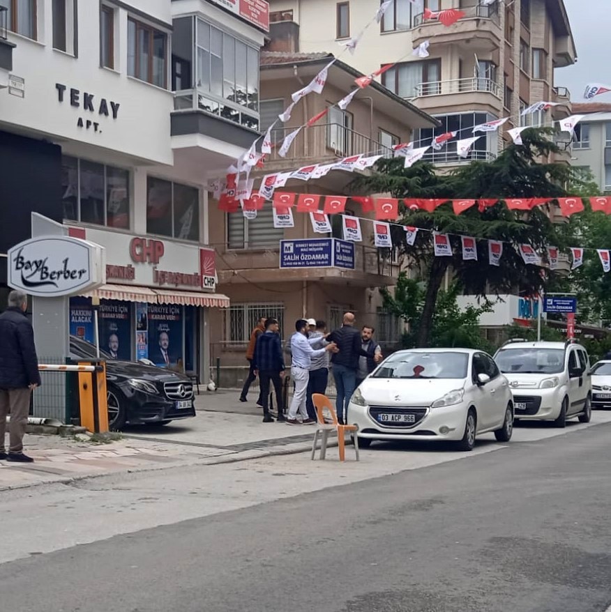 AFYONKARAHİSAR CUMHURİYET HALK PARTİSİ (CHP) İL BAŞKANLIĞI BİNASI ÖNÜNDE ESNAF