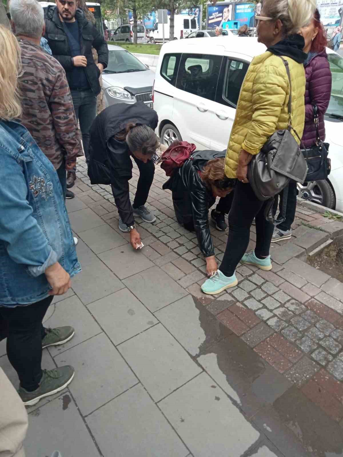 AFYONKARAHİSAR’DA CUMHURİYET HALK PARTİSİ’NİN AÇTIĞI SEÇİM STANDININ BİRKAÇ METRE YAKININ