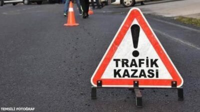 Afyonkarahisar’da kontrolden çıkarak şarampole girip ardından ağaca çarpıp devrilen otomobilde