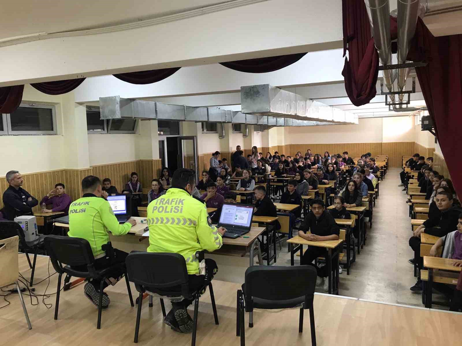 AFYONKARAHİSAR’IN DİNAR İLÇESİNDE POLİS TARAFINDAN LİSE ÖĞRENCİLERİNE YÖNELİK TRAFİK EĞİTİMİ
