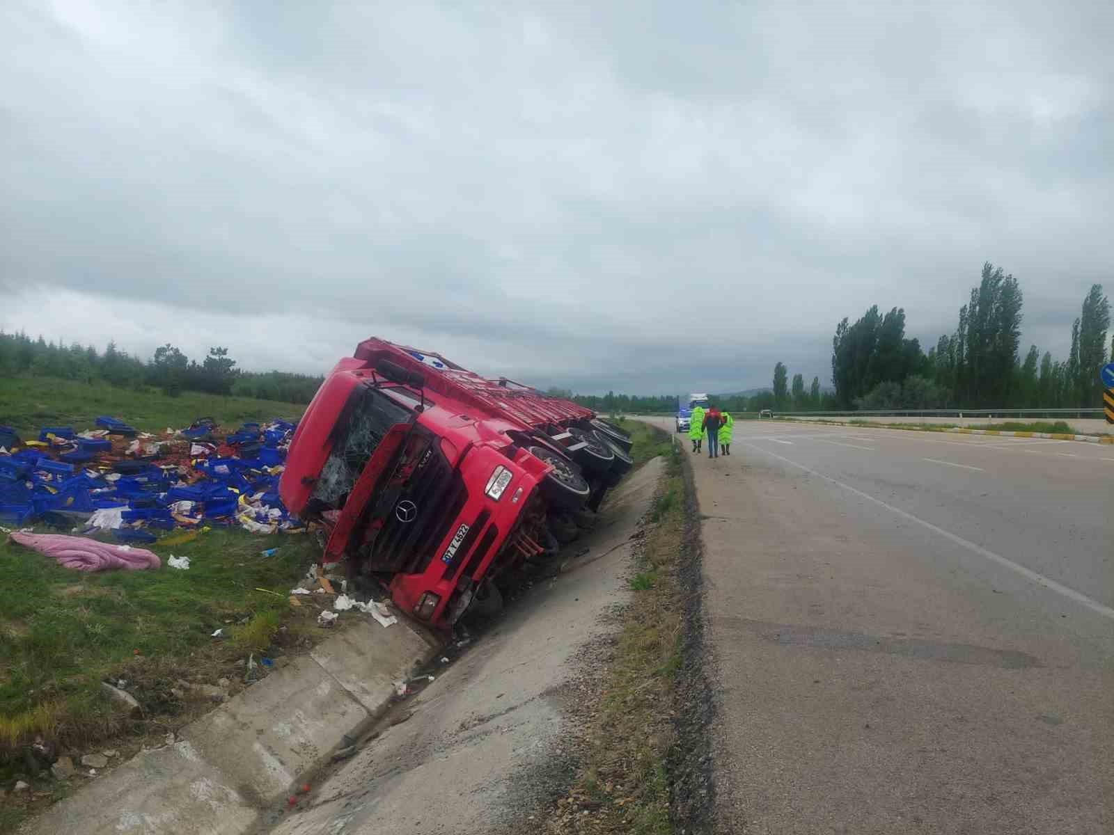 AFYONKARAHİSAR’DA KONTROLDEN ÇIKARAK ŞARAMPOLE DEVRİLEN DOMATES YÜKLÜ TIRDA BİR KİŞİ