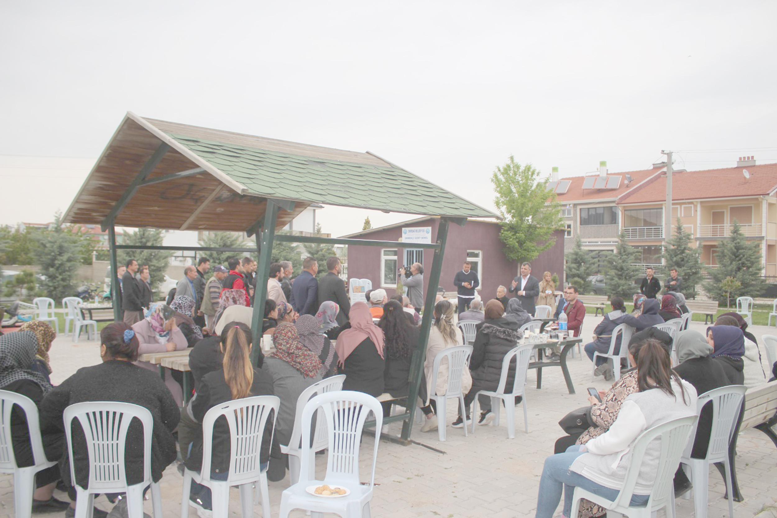 Emirdağ ilçesinde İnkılap Mahallesi sakinleriyle bir araya gelen Emirdağ Belediye