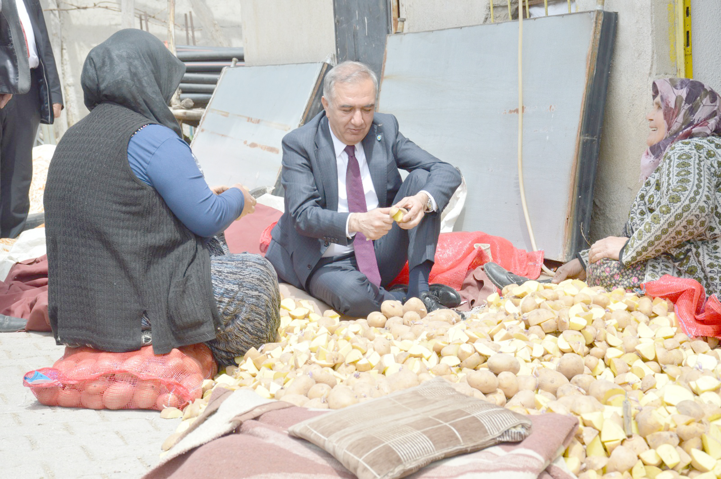 İYİ Parti Afyonkarahisar Milletvekili adayı Mustafa Enis Arabacı, seçim çalışmalarını