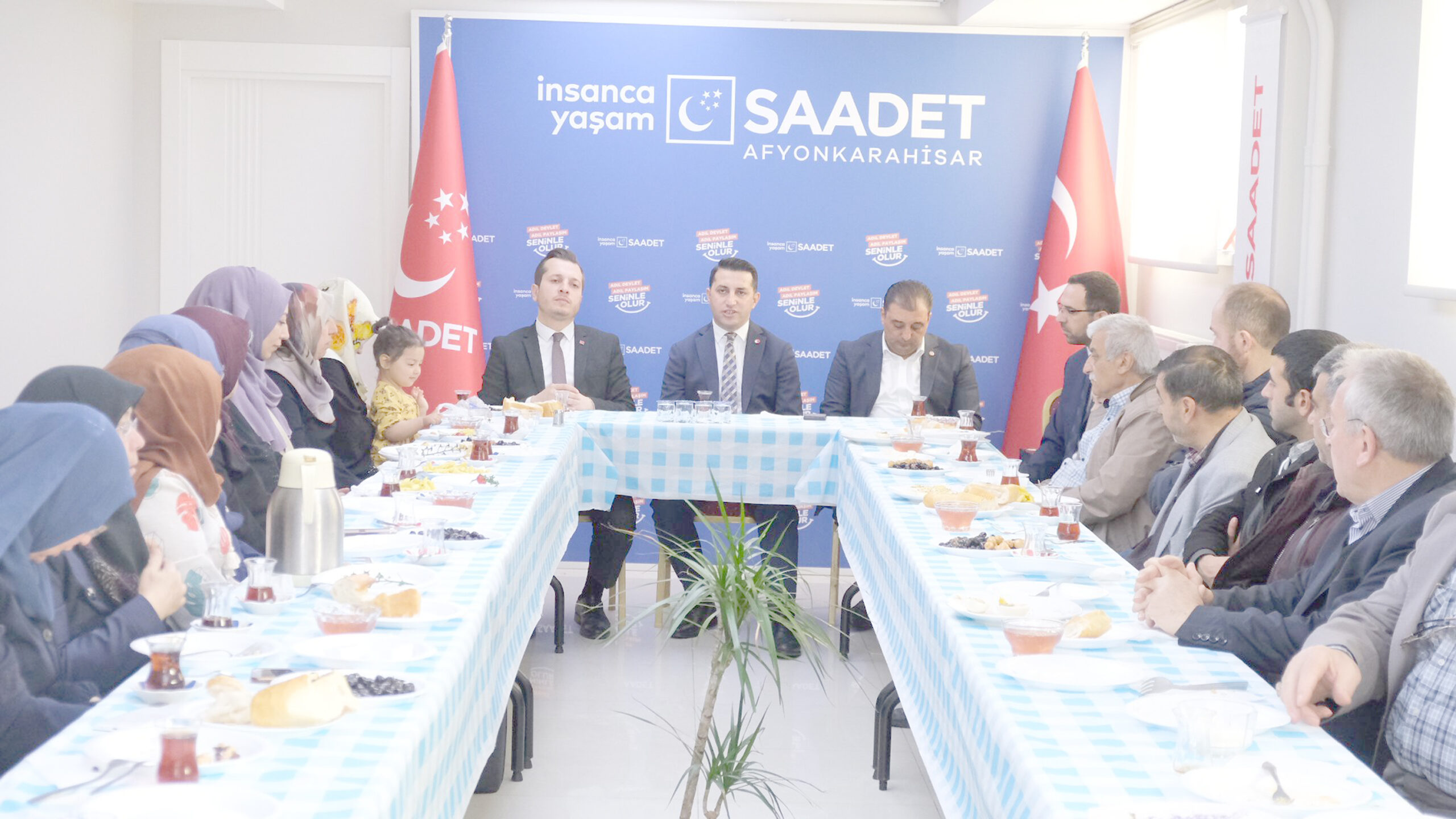 Afyonkarahisar’da işçilerle bir araya gelen CHP Afyonkarahisar Milletvekili adayı Fatih