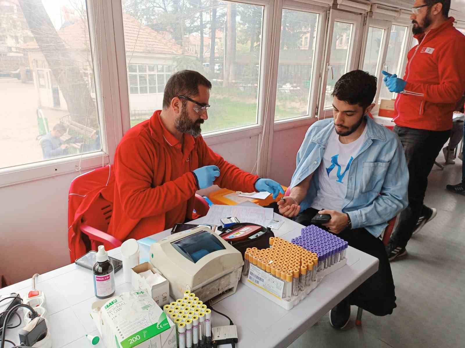 AFYONKARAHİSAR'IN ŞUHUT İLÇESİNDE DÜZENLENEN KAN BAĞIŞI KAMPANYASINA ŞUHUT GENÇLİK MERKEZİ