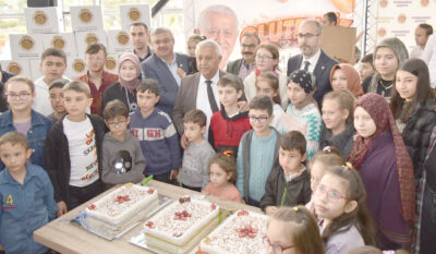 Belediye Başkanı Mehmet Zeybek çölyak rahatsızlığı bulunan hemşehrileri ile bir