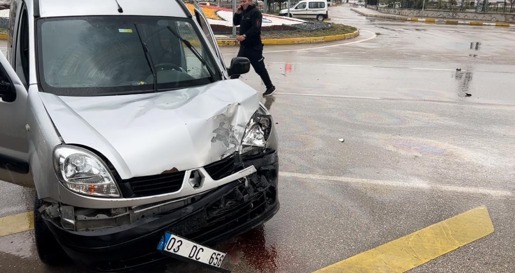 AFYONKARAHİSAR’DA İKİ ARACIN ÇARPIŞMASIYLA MEYDANA GELEN TRAFİK KAZASINDA 30 YAŞINDAKİ