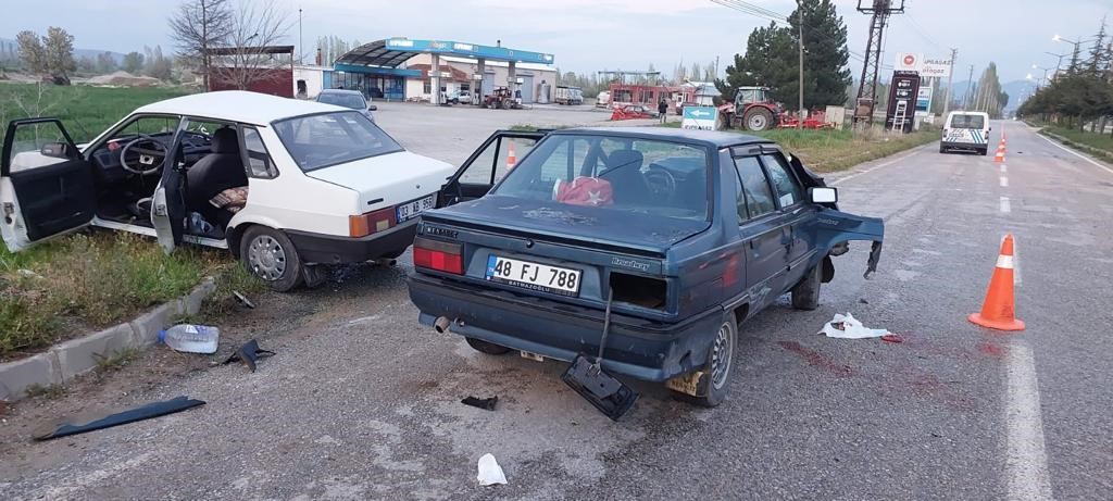 AFYONKARAHİSAR’DA İKİ OTOMOBİLİN ÇARPIŞMASI SONUCU MEYDANA GELEN TRAFİK KAZASINDA 3’Ü