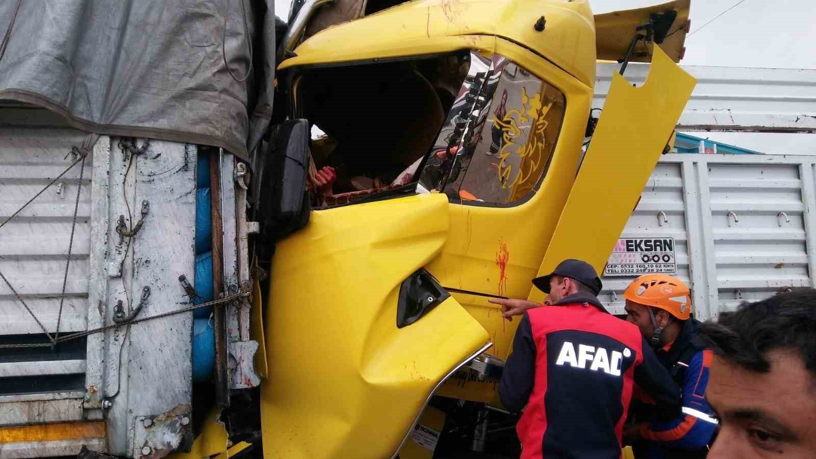 AFYONKARAHİSAR’DA YOL KENARINDA PARK HALİNDE OLAN TIRI ARKADAN GELEN TIRIN