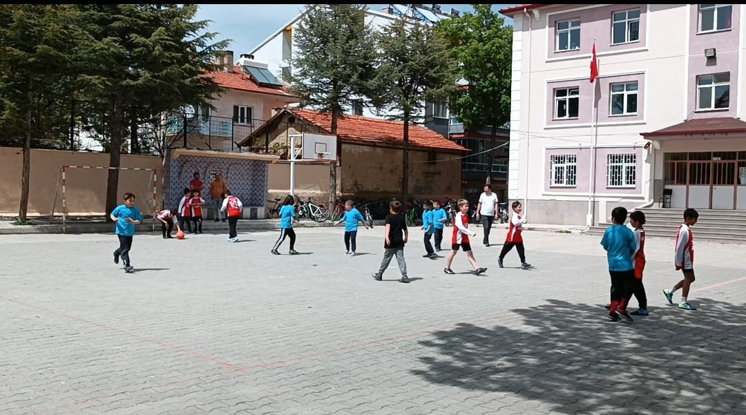 AFYONKARAHİSAR’IN ŞUHUT İLÇESİNDE KURTULUŞ İHSAN KÜÇÜKARSLAN İLKOKULU’NDA GERÇEKLEŞTİRİLEN SINIFLAR ARASI