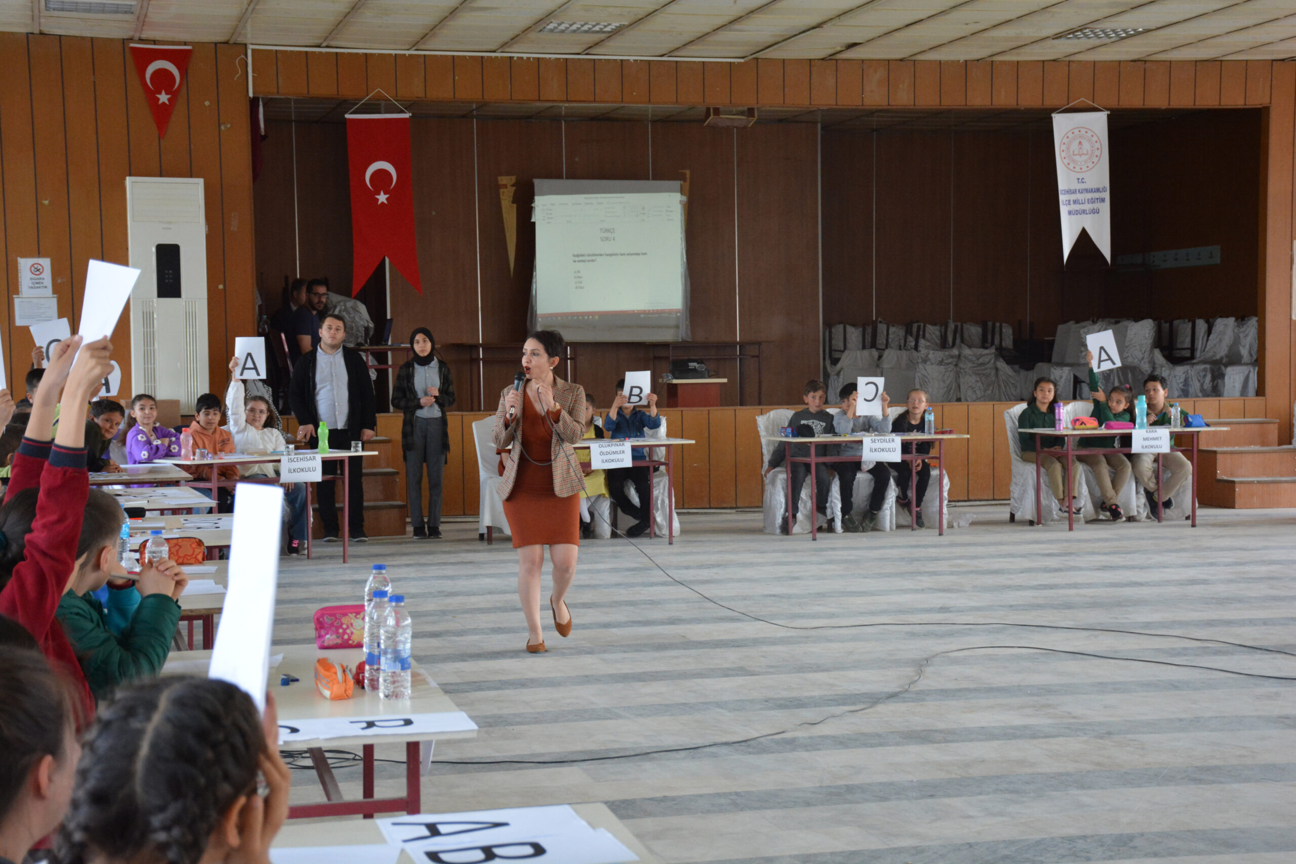AFYONKARAHİSAR (AA) – Afyonkarahisar'ın İscehisar ilçesinde okullararası bilgi yarışması düzenlendi.