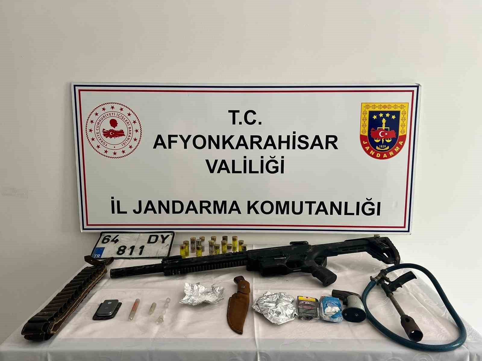 AFYONKARAHİSAR’DA TRAFİK KAZASI İHBARINA GİDEN JANDARMA EKİPLERİ KAZADAN YARALI OLARAK