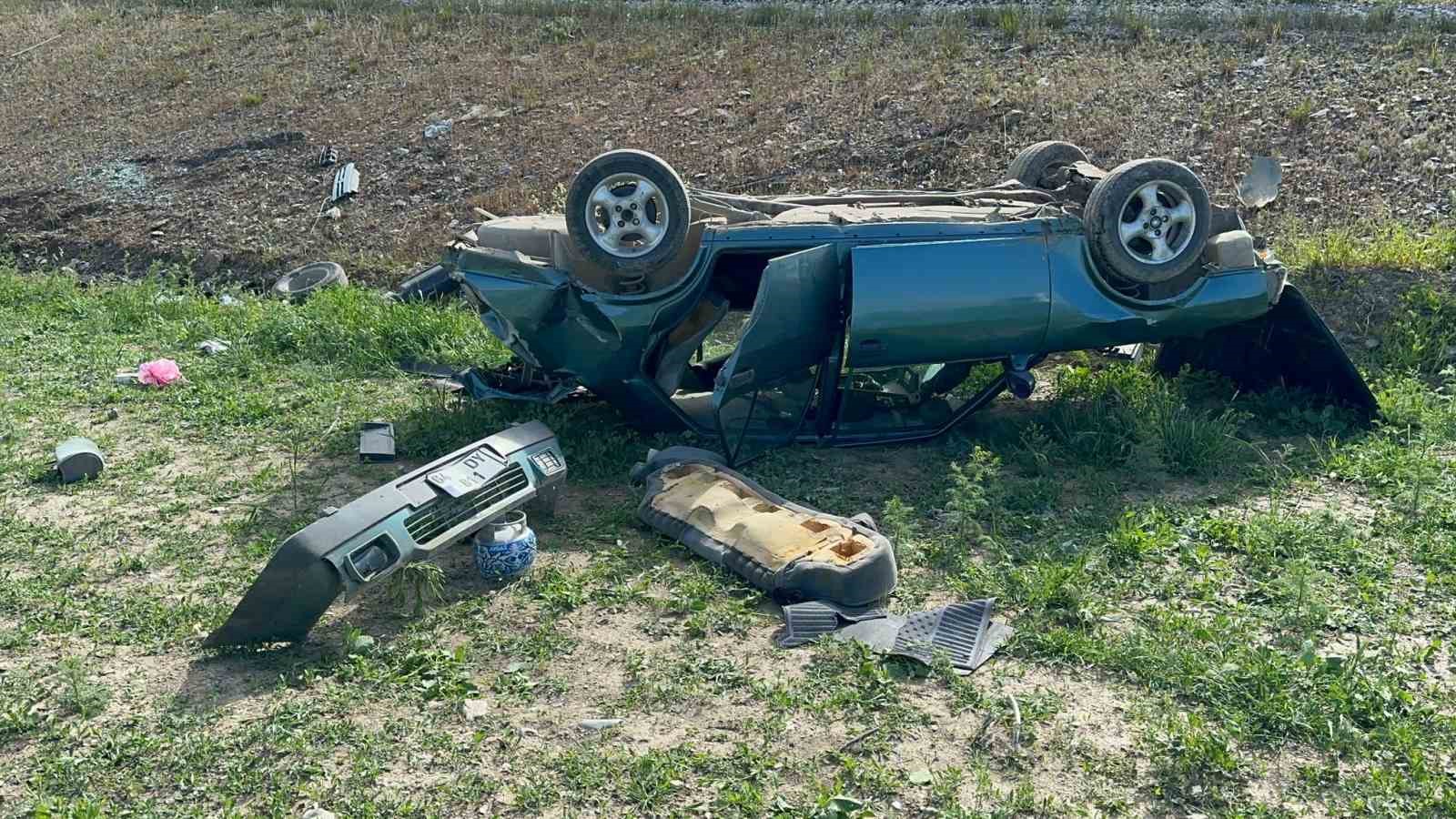 AFYONKARAHİSAR’DA KONTROLDEN ÇIKARAK TAKLA ATAN OTOMOBİLDE 4 KİŞİ YARALANIRKEN, KAZA