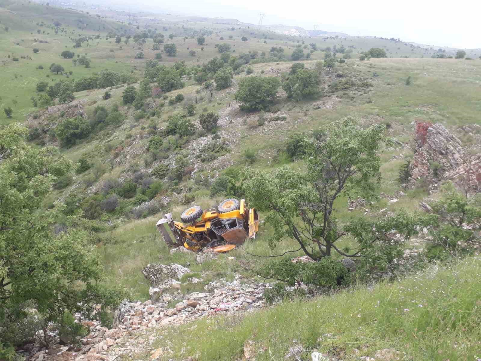 AFYONKARAHİSAR'IN SANDIKLI İLÇESİNDE KONTROLDEN ÇIKAN BİR İŞ MAKİNESİ YAKLAŞIK 50