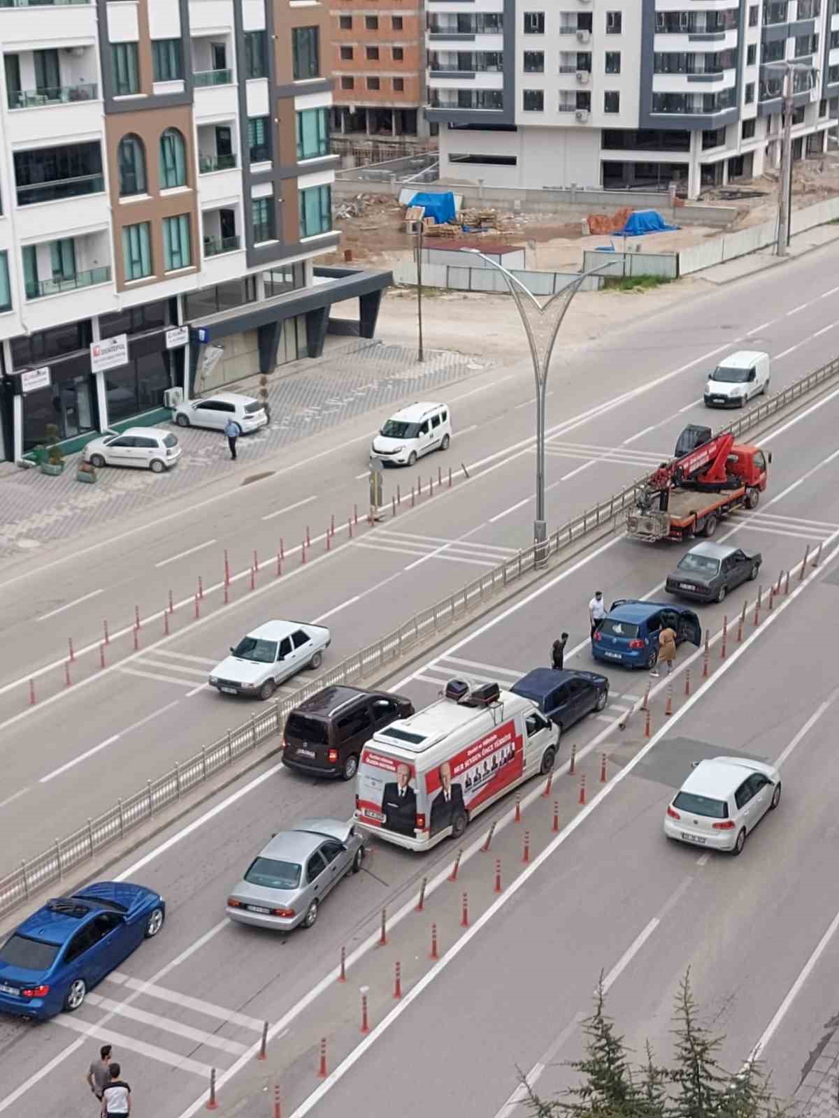 AFYONKARAHİSAR’DA MİLLİYETÇİ HAREKET PARTİSİ’NİN (MHP) SEÇİM ARACI ZİNCİRLEME TRAFİK KAZASINA