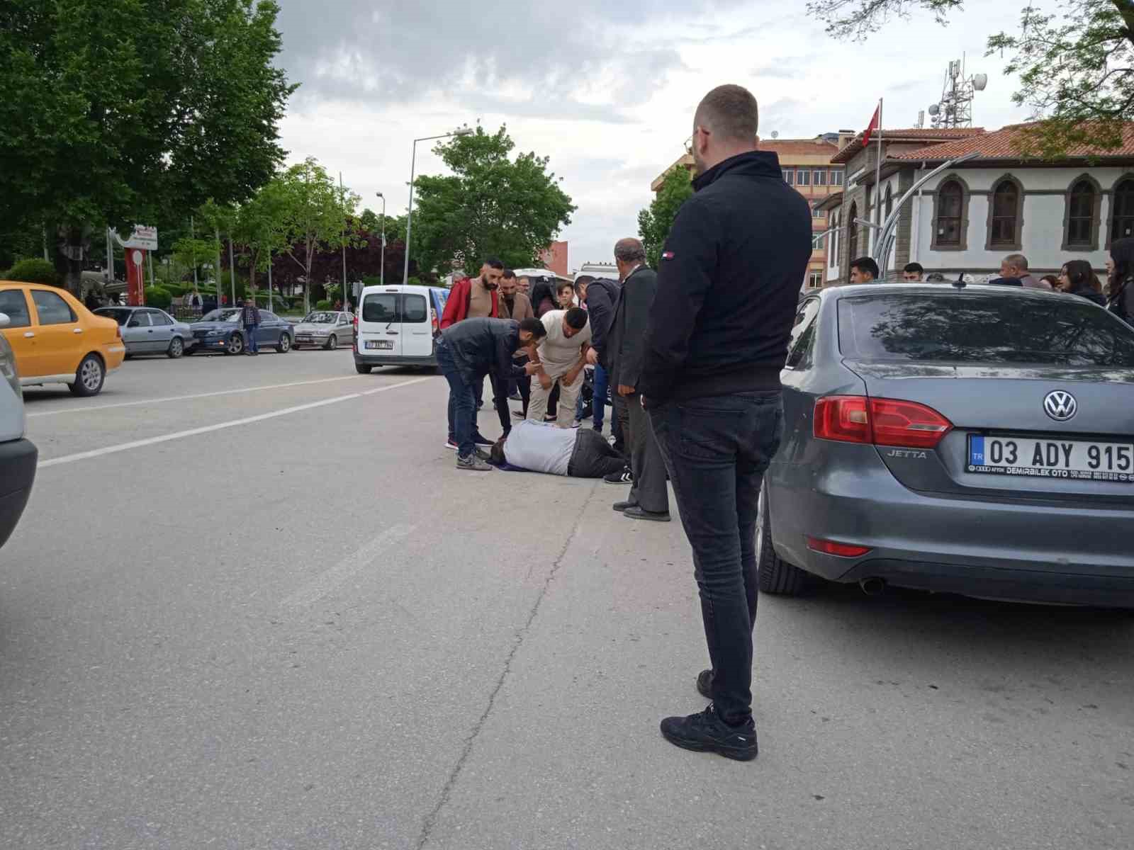 AFYONKARAHİSAR’DA YOLDA KARŞIDAN KARŞIYA GEÇMEYE ÇALIŞAN BİR ŞAHIS MOTOSİKLETİN ÇARPMASI