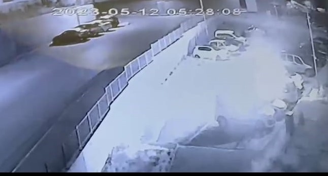 AFYONKARAHİSAR’DA BİR ŞAHSIN KUNDAKLADIĞI ARACIN YAKARKEN ALEVLERİN ARASINDA KALDIĞI ANLAR