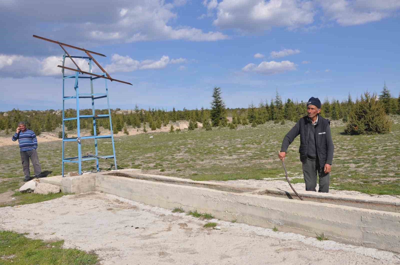 AFYONKARAHİSAR’DA KÖYLÜLERİN İMECE USULÜ PARA TOPLAYARAK ALDIKLARI GÜNEŞ ENERJİSİ PANELİ