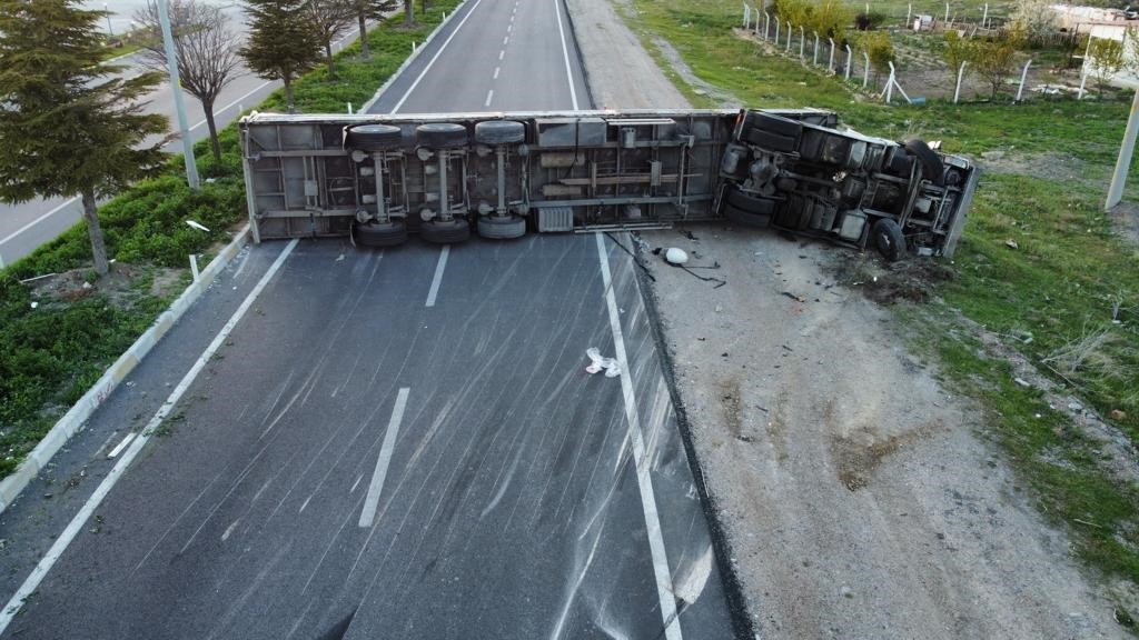 AFYONKARAHİSAR’DA KONTROLDEN ÇIKAN PANEL YÜKLÜ TIR YAKLAŞIK 150 METRE SAVRULUP
