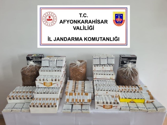 AFYONKARAHİSAR’DA SEMT PAZARINDA KAÇAK TÜTÜN VE MAKARON SATAN ŞAHIS JANDARMA