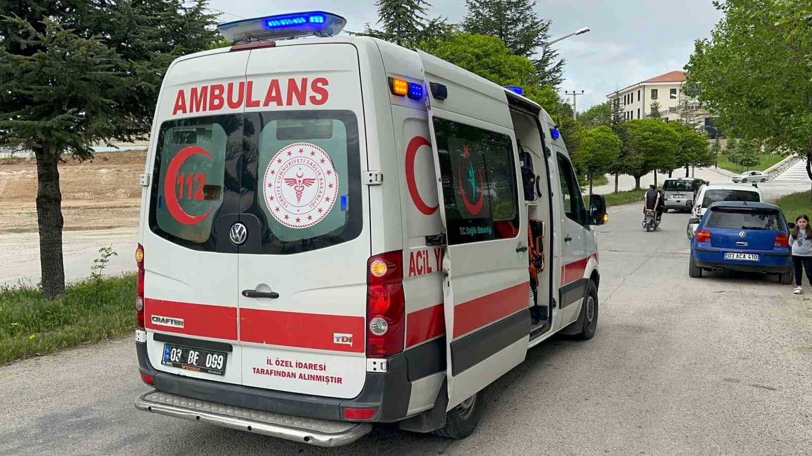 AFYONKARAHİSAR’DA OTOMOBİLE ÇARPAN MOTOSİKLETİN 17 YAŞINDAKİ SÜRÜCÜSÜ YARALANDI.