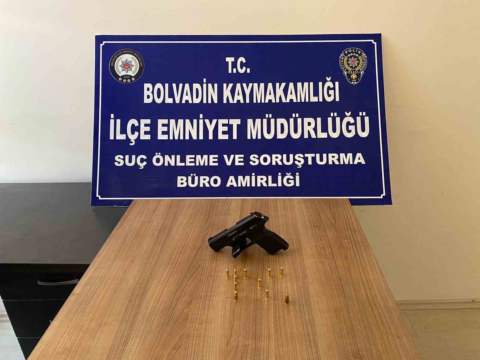 AFYONKARAHİSAR’DA KAMYONET İÇERİSİNDE BULUNAN ŞAHISLARIN ŞÜPHELİ HAREKETLERİNDEN KUŞKULANAN POLİS YAPTIKLARI