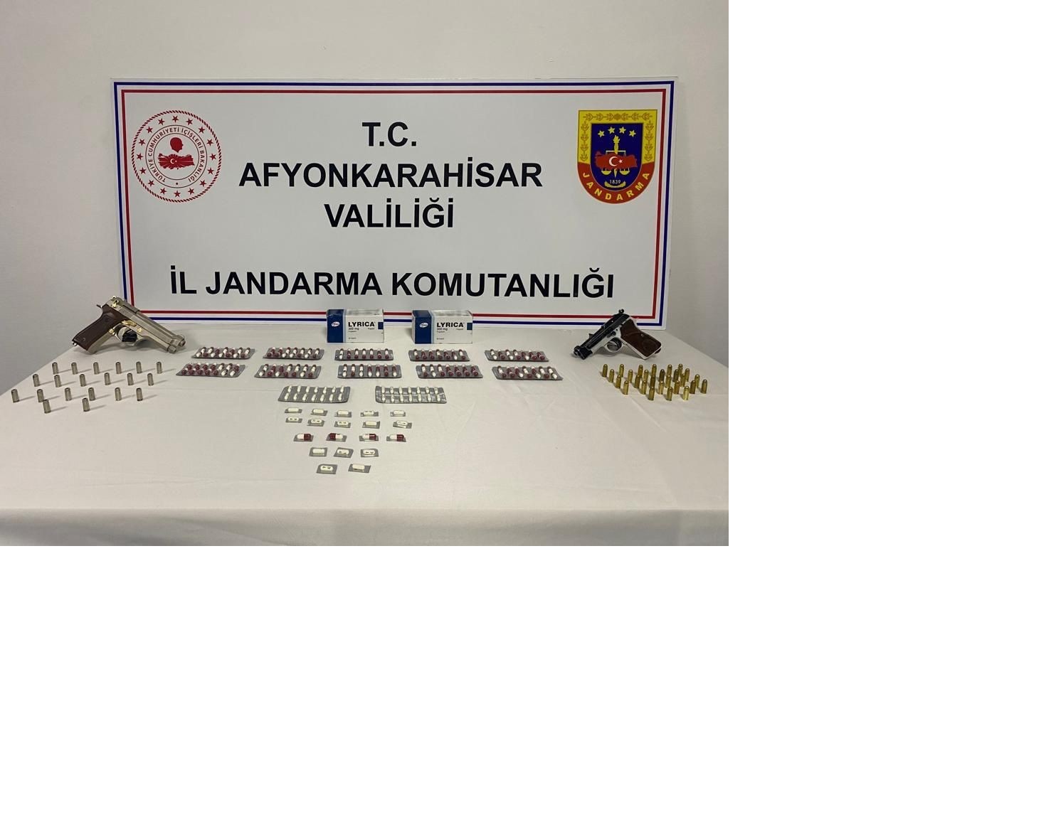 AFYONKARAHİSAR’IN BOLVADİN İLÇESİNDE JANDARMA TAKİBE ALDIKLARI BİR ŞAHSIN YANINDAKİ POŞET