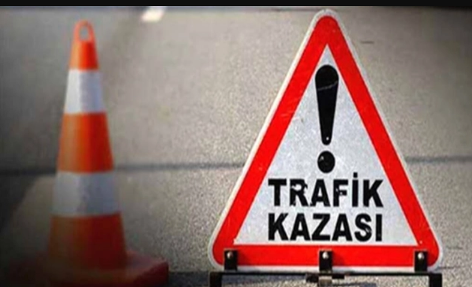 Afyonkarahisar’da önünde seyreden otomobile çarpıp ardından refüje girerek durabilen otomobilde