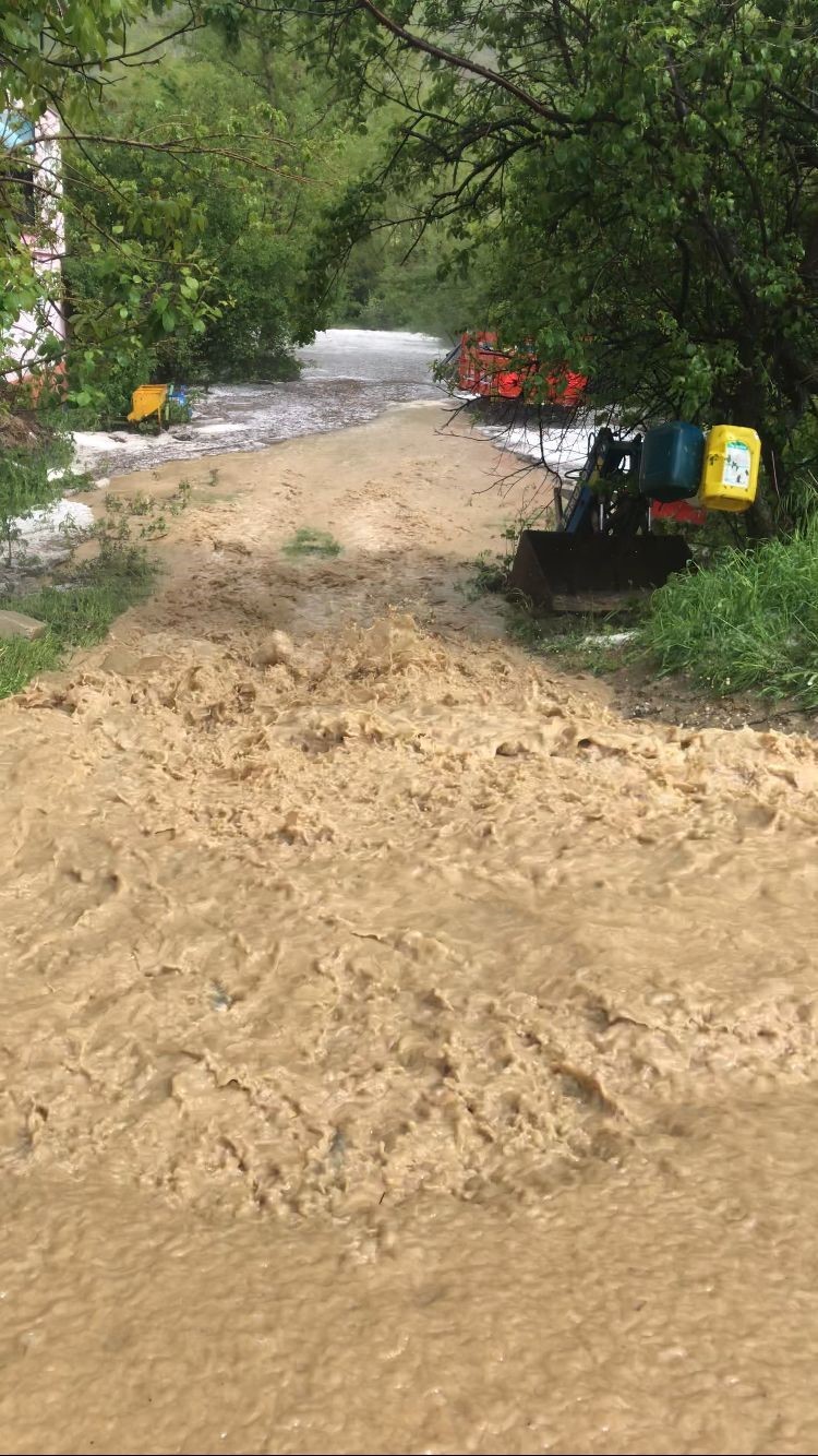 AFYONKARAHİSAR’IN ŞUHUT İLÇESİNDE ANİDEN BASTIRAN SAĞANAK YAĞIŞ VE DOLU SONRASI