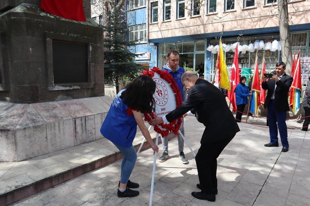 AFYONKARAHİSAR'IN ŞUHUT İLÇESİNDE GENÇLİK HAFTASI KUTLAMALARI ÇELENK SUNUMU İLE BAŞLADI.