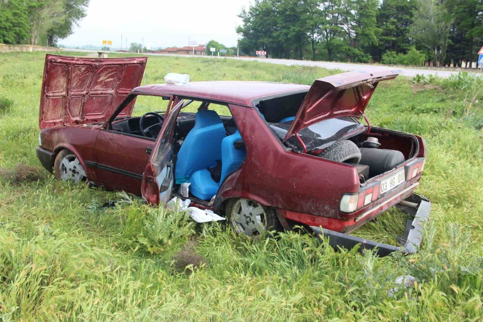 AFYONKARAHİSAR’DA KONTROLDEN ÇIKAN OTOMOBİLİN TAKLALAR ATARAK YOL KENARINDAKİ TARIM ARAZİSİNE