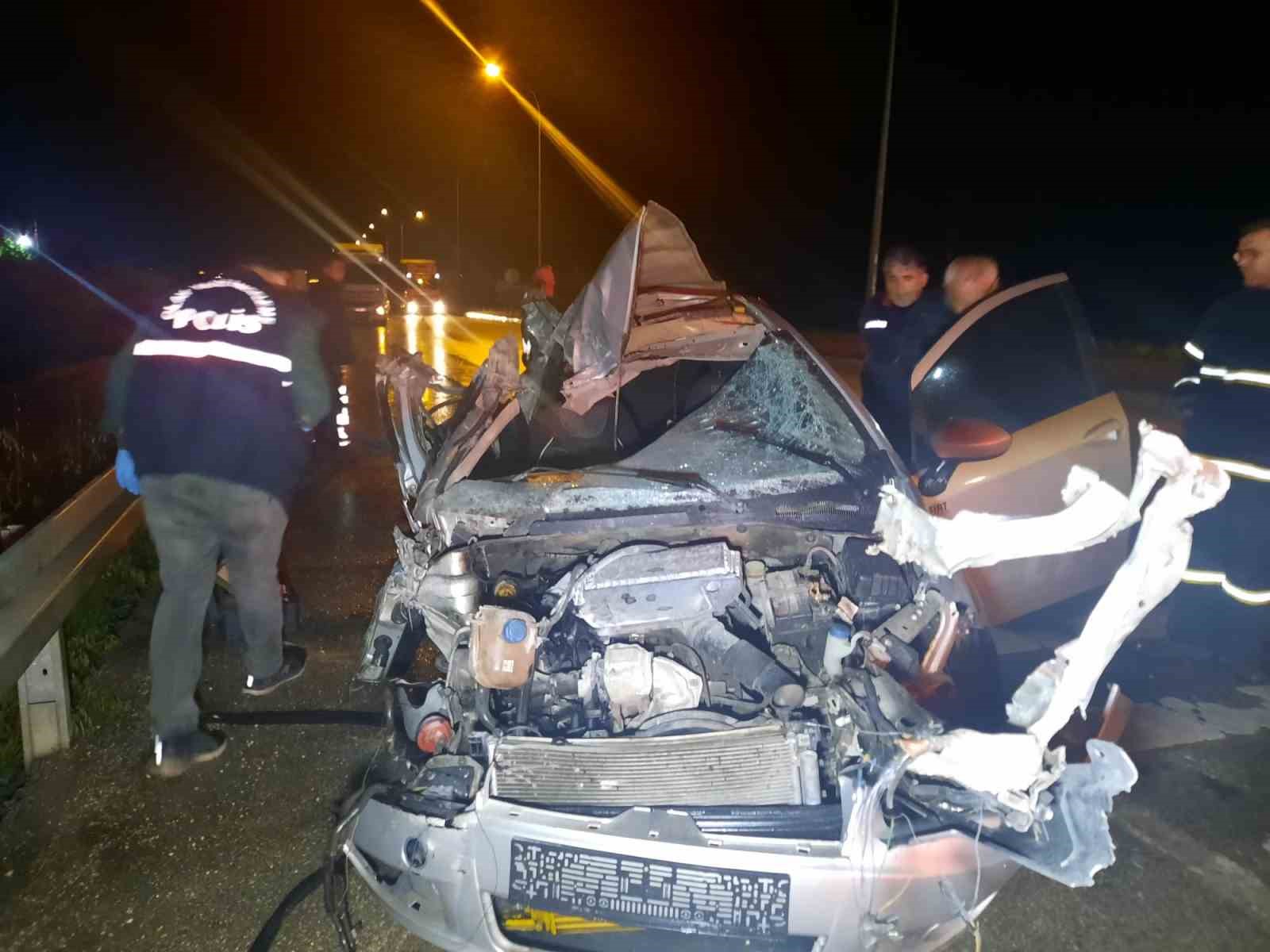 AFYONKARAHİSAR’DA TIRA ARKADAN ÇARPAN VE BÜYÜK BİR KISMI PARÇALANAN OTOMOBİLDE
