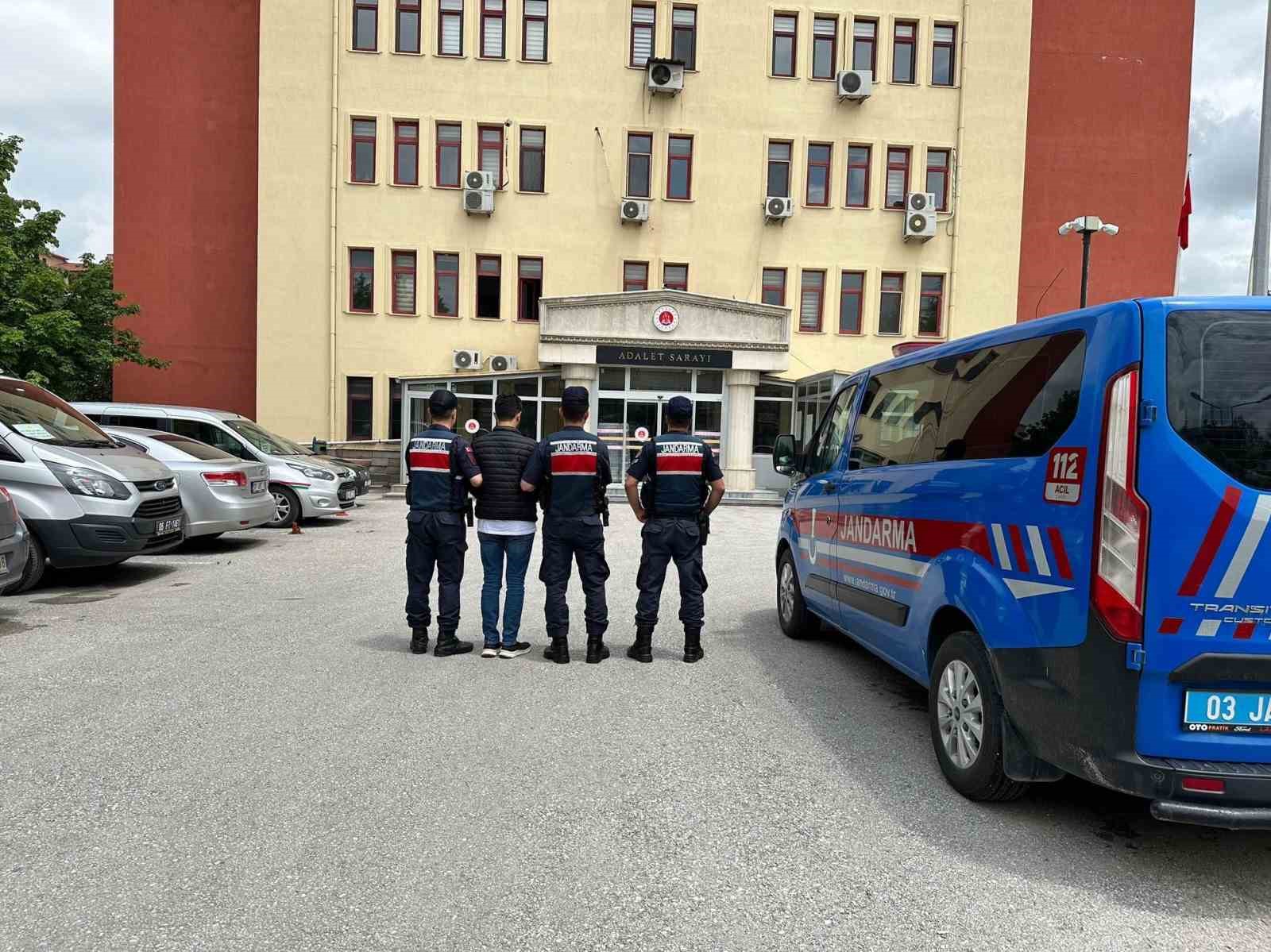 AFYONKARAHİSAR’DA UYUŞTURUCU TİCARETİ YAPMA SUÇLAMASIYLA ARANAN ŞAHIS JANDARMA TARAFINDAN GERÇEKLEŞTİRİLE