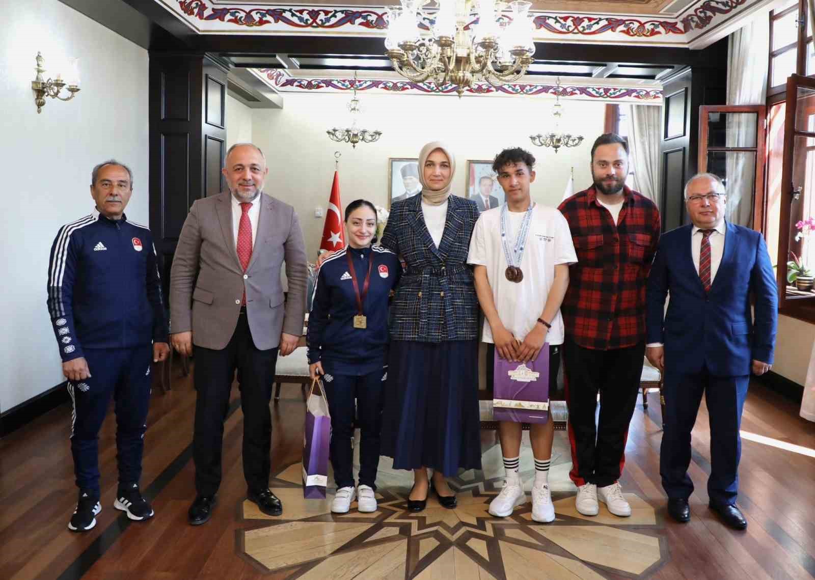 AFYONKARAHİSAR VALİSİ DOÇ. DR. KÜBRA GÜRAN YİĞİTBAŞI, SPORUN GENÇLERİN KİŞİLİK