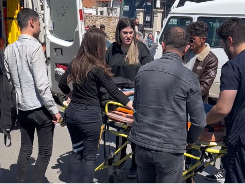 AFYONKARAHİSAR’DA YAY GEÇİDİNDEN GEÇEN BİR GENÇ KIZ OTOMOBİLİN ÇARPMASI SONUCU