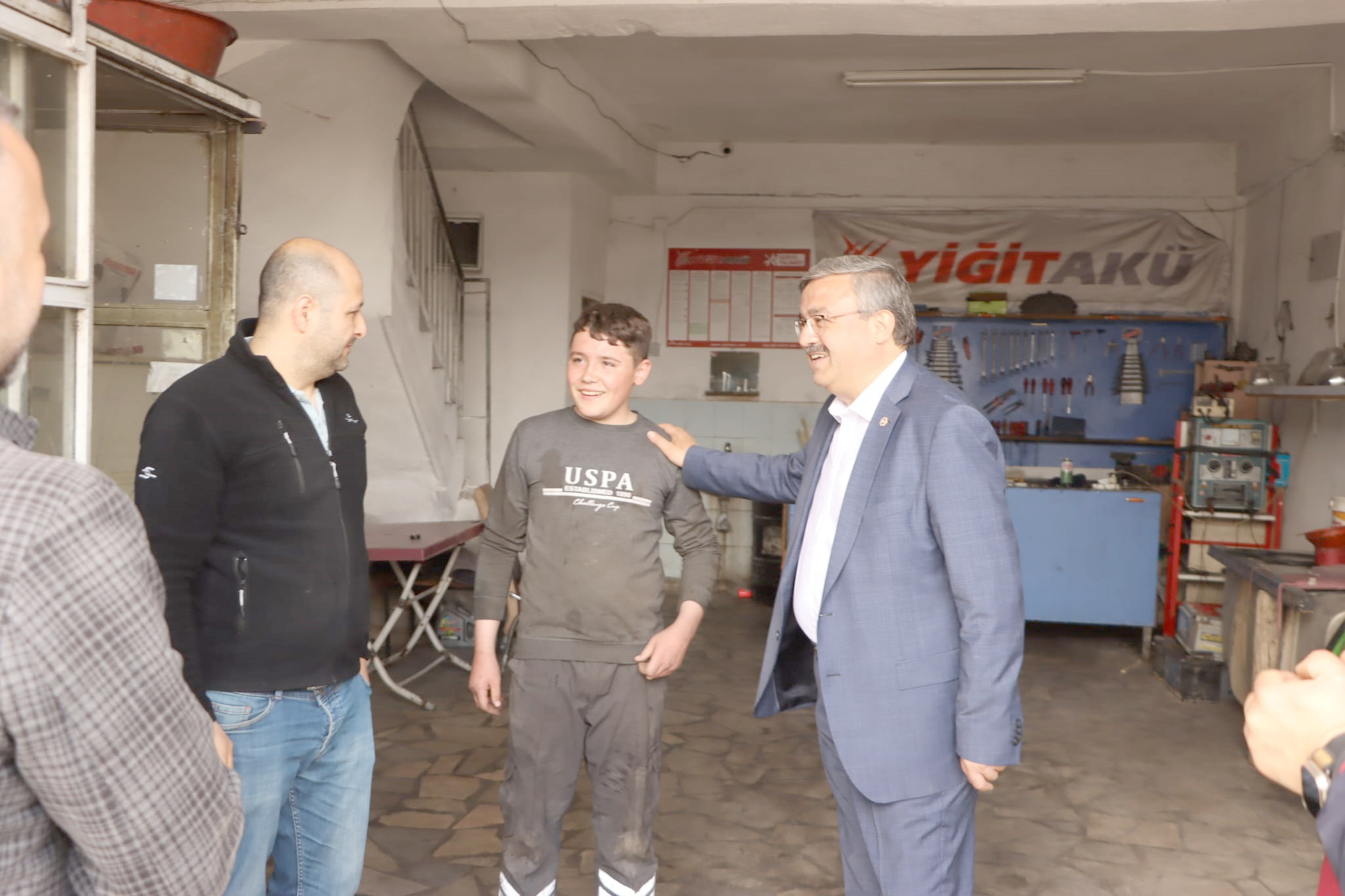 AK Parti Afyonkarahisar Milletvekili İbrahim Yurdunuseven Sanayi Bölgesi’nde gerçekleştirdiği ziyaretler