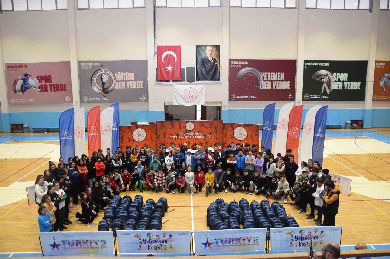 GENÇLİK VE SPOR BAKANLIĞI TARAFINDAN GÖNDERİLEN SPOR MALZEMELERİ 123 SPORCUYA