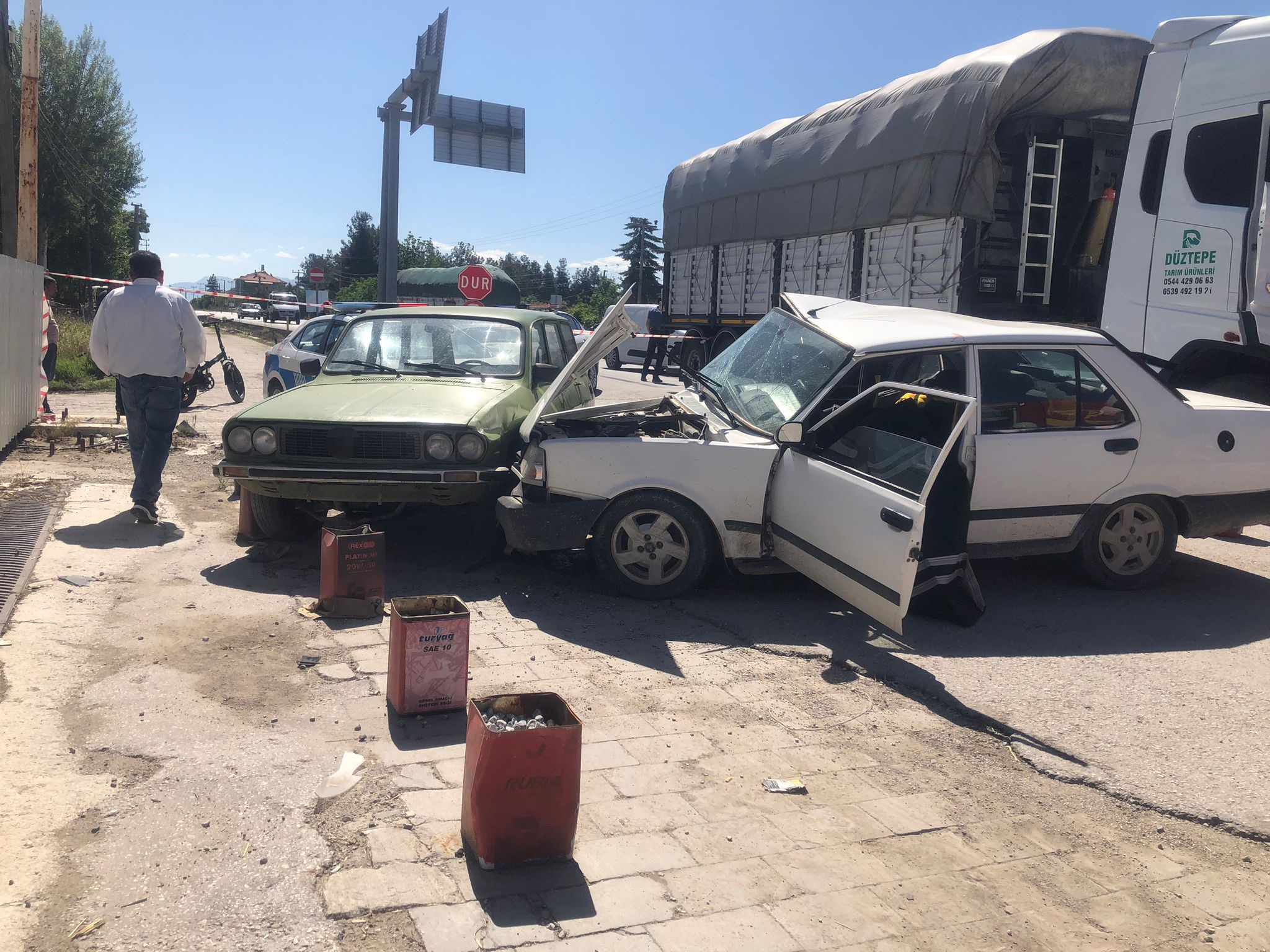 Denizli’nin Bozkurt ilçesinde kavşaktan ana yola çıkan otomobile tır çarptı.
