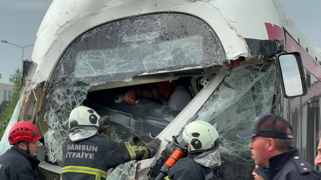 Samsun’da bir tramvayın köprüde, önündeki arıza yapan tramvaya arkadan çarptığı