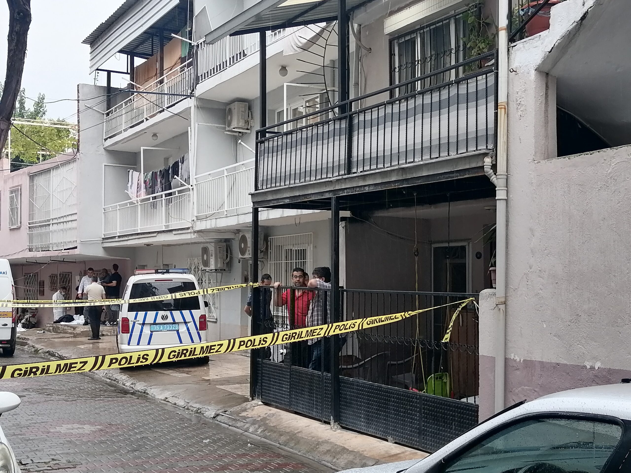  Şahısların cesetlerinin parçalara ayrılmış vaziyette derin dondurucuda bulunduğu öğrenildi. İzmir Bayraklı’daki