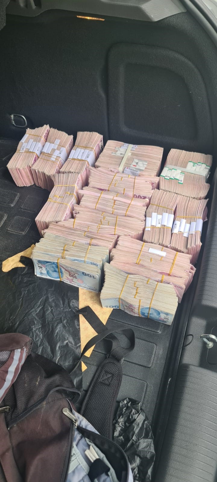 Afyonkarahisar’da 2 şahıs kendilerine emanet edilen 1 milyon 600 bin