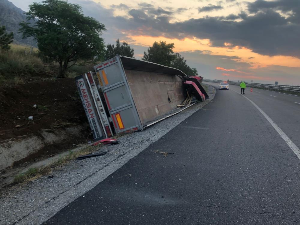 Denizli’ni Çardak ilçesinde karşı şeride geçen tırın yolcu otobüsüyle kafa