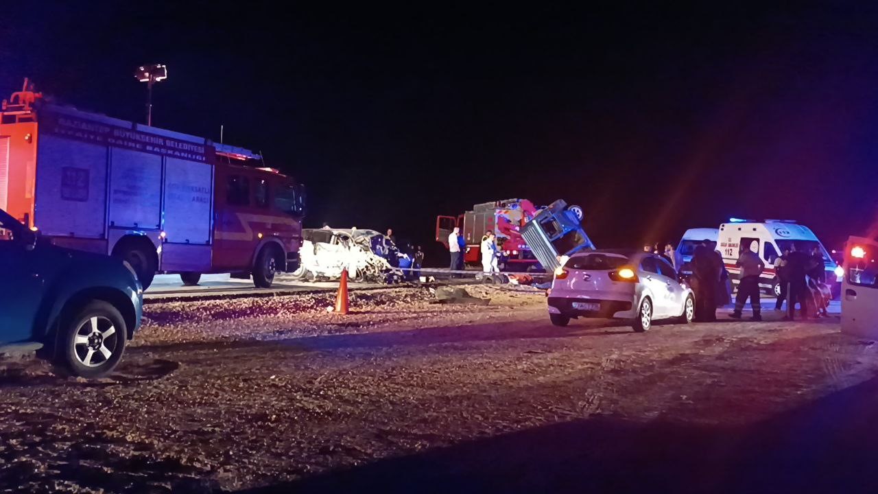 Katliam gibi kaza; 6 kişi öldü! Gaziantep’te kafa kafaya çarpışan iki araçta bulunan toplam 6 kişi