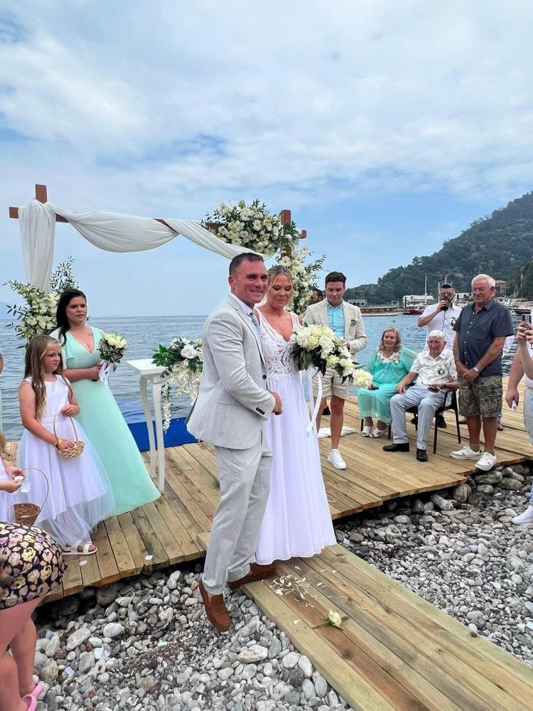 Muğla’nın Marmaris ilçesinde Türklerin davullu zurnalı kız almasından etkilenen İngiliz