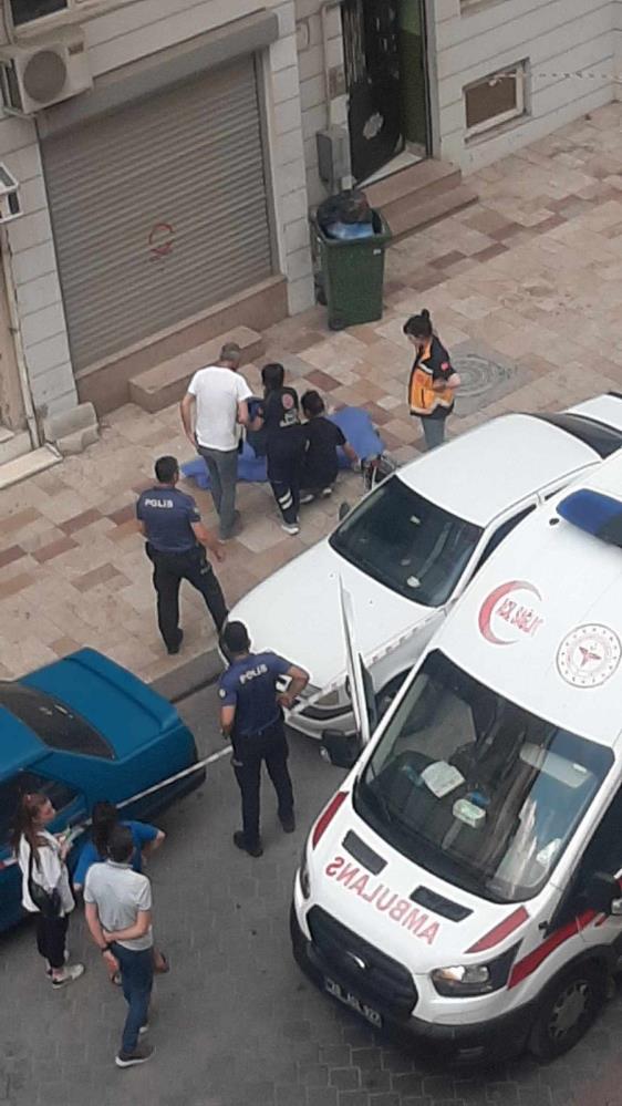 Denizli’nin Pamukkale ilçesinde 6. kattan atlayan kadın, olay yerinde hayatını