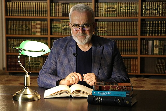 Afyonkarahisar’da kontrolden çıkarak devrilen canlı hayvan yüklü tırdan çevreye dağılan