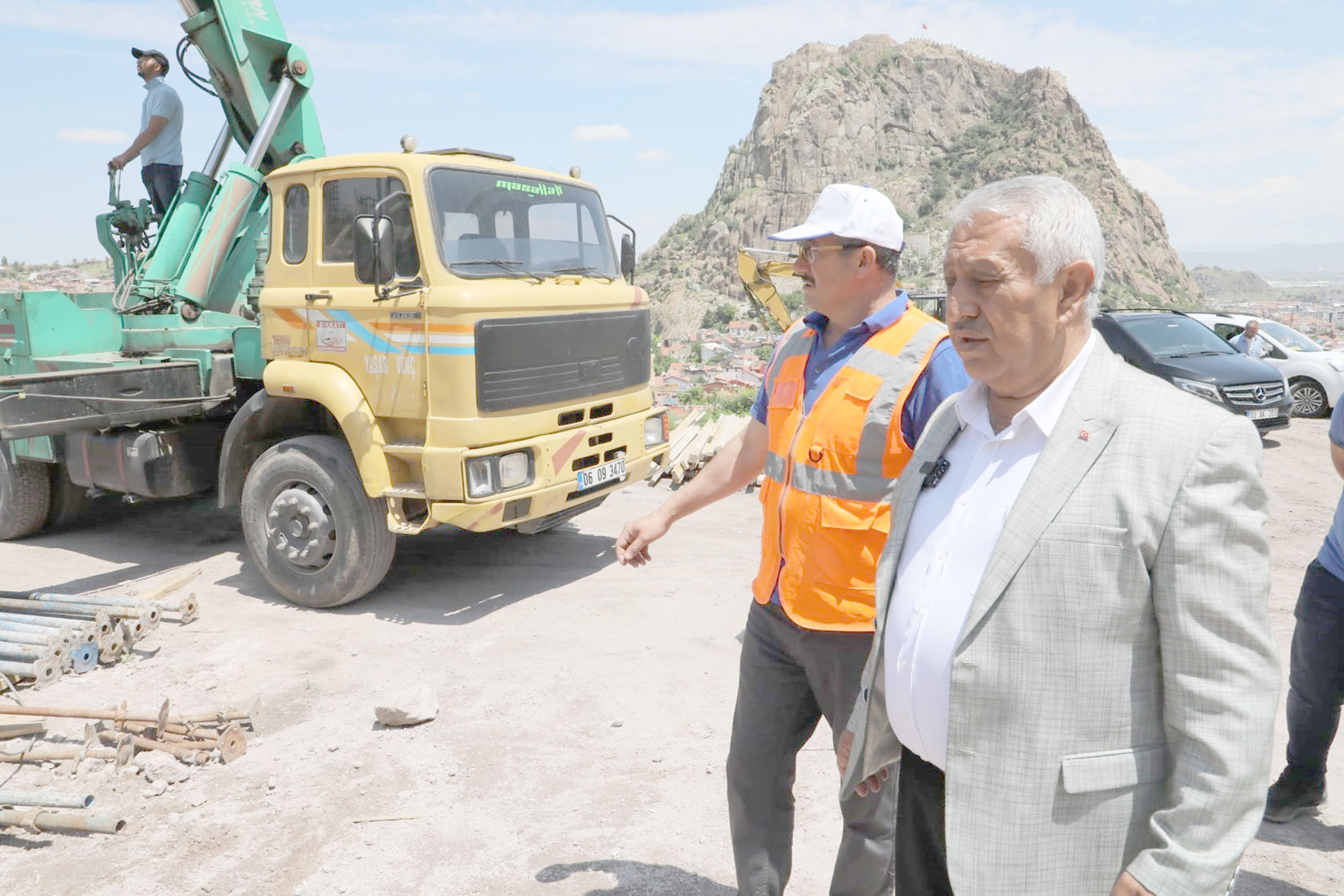 Belediye Başkanı Mehmet Zeybek, Afyonkarahisar’ın muhtelif yerlerinde devam eden yatırımları
