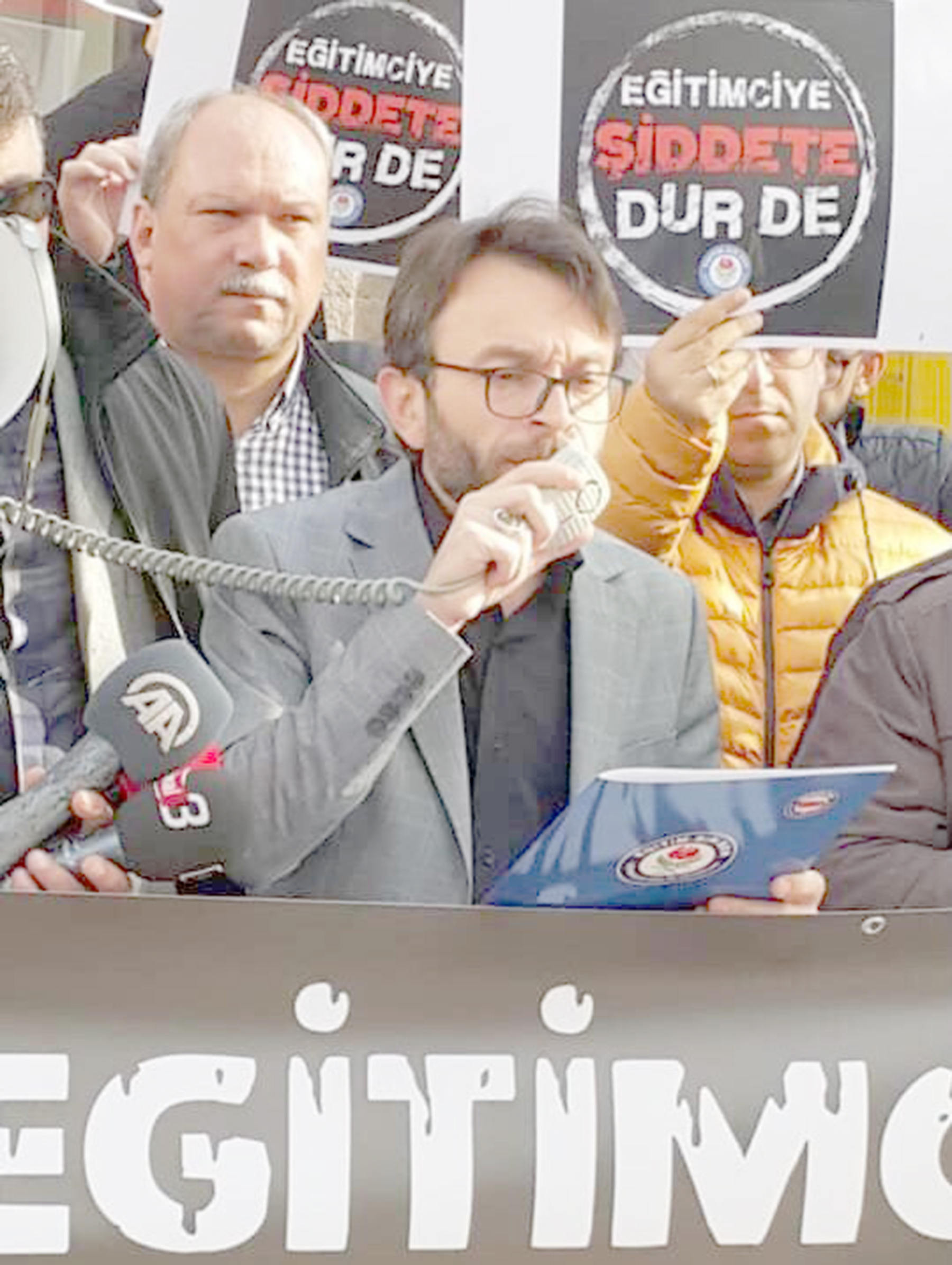 Hoca Ahmet Yesevi Ortaokulu’nda okul yöneticilerinin fiili ve sözlü olarak